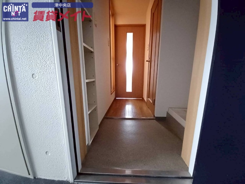 玄関　同じ物件、別部屋の写真です