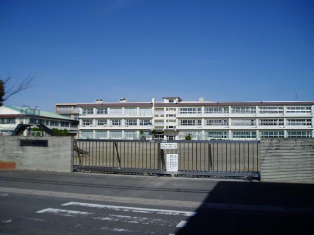 小学校　四日市市立楠小学校（小学校）まで819m