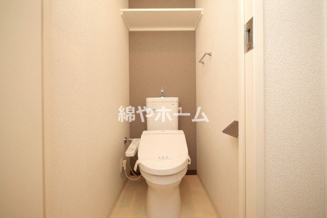トイレ　落ち着いた色調のトイレです