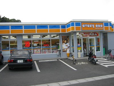 コンビニ　エブリワン（コンビニ）まで898m