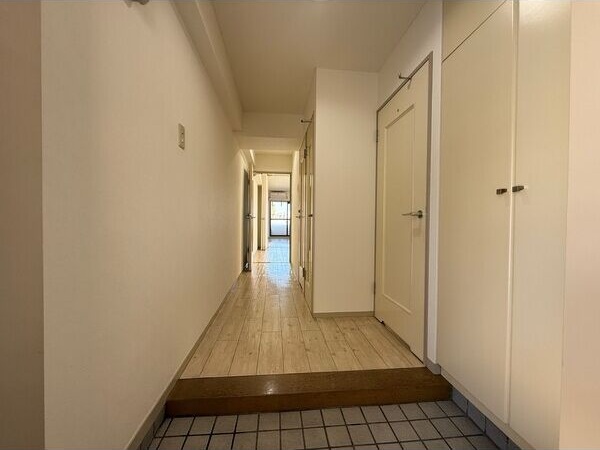 玄関　※写真は同じマンションの違う部屋のものになります。