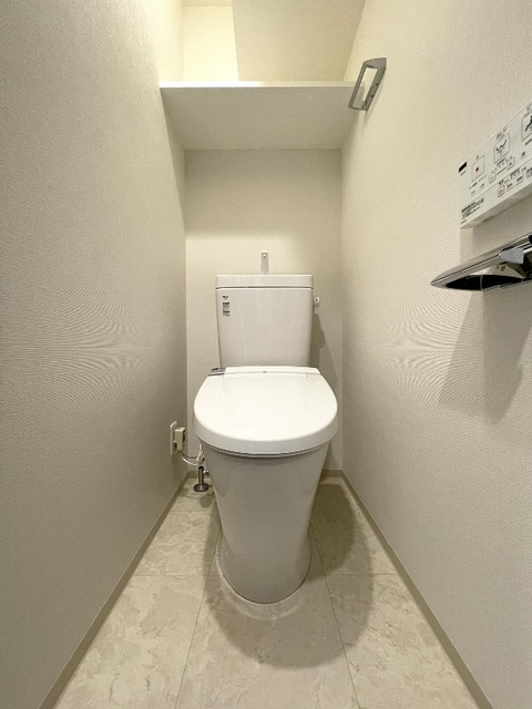 トイレ　落ち着いた色調のトイレです
