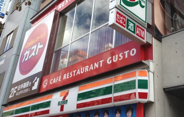 コンビニ　セブンイレブン港区芝5丁目北店（コンビニ）まで56m
