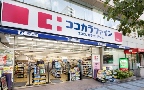 ドラックストア　ココカラファイン三田店（ドラッグストア）まで374m