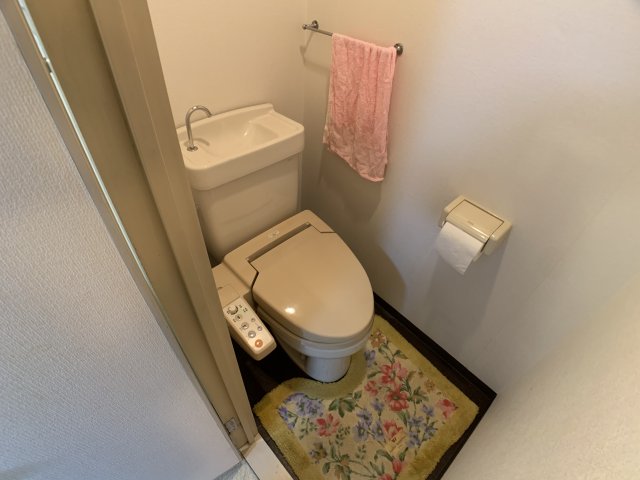 トイレ　シンプルで掃除のしやすいトイレです♪