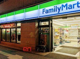 コンビニ　ファミリーマート本駒込六丁目店（コンビニ）まで200m