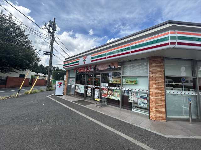 コンビニ　セブンイレブン（コンビニ）まで561m