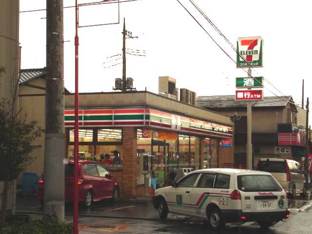 コンビニ　セブンイレブン（コンビニ）まで320m