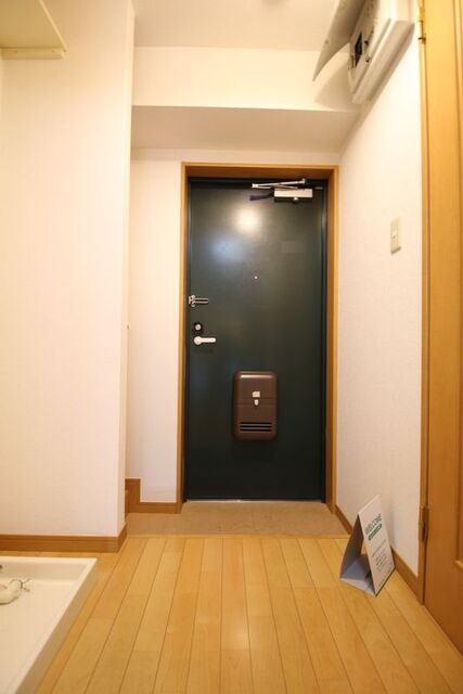 玄関　※違う号室の参考写真です。