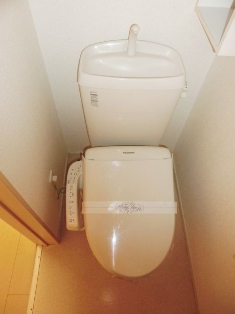 トイレ　温水洗浄便座付きトイレです