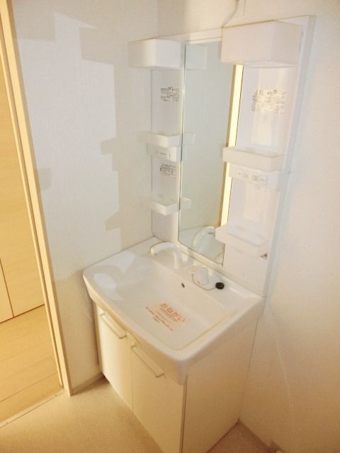 洗面設備　忙しい朝に活躍する独立洗面台です
