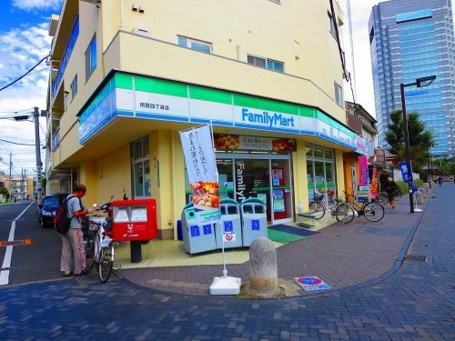 コンビニ　ファミリーマート 用賀四丁目店（コンビニ）まで639m