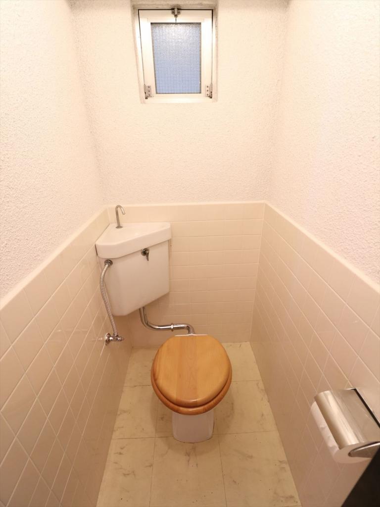 トイレ　窓もあり換気できます