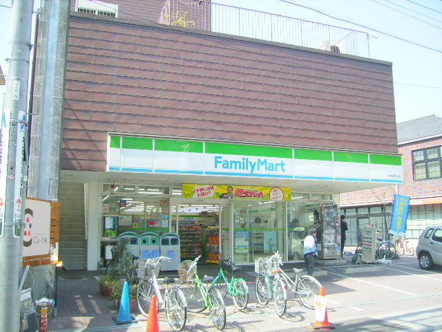 コンビニ　ファミリーマート（コンビニ）まで1m