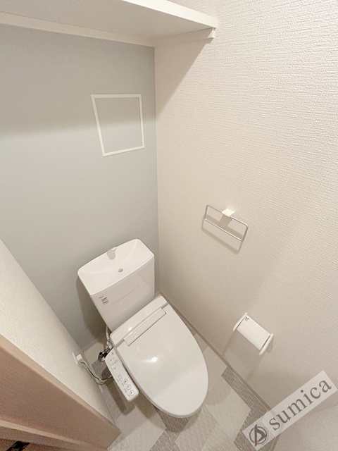 トイレ　人気アイテムの温水洗浄便座。清潔感のあるトイレです。