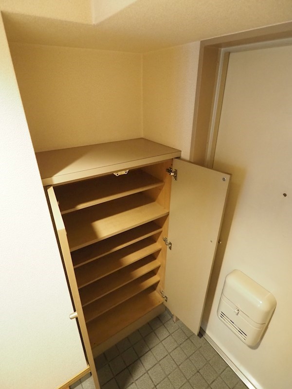 玄関　玄関収納あります