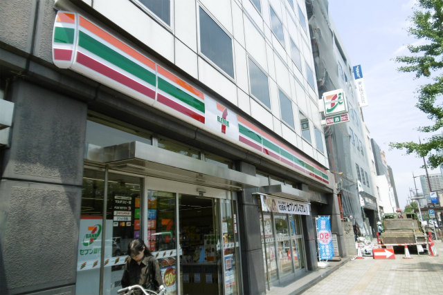 コンビニ　セブンイレブン（コンビニ）まで299m