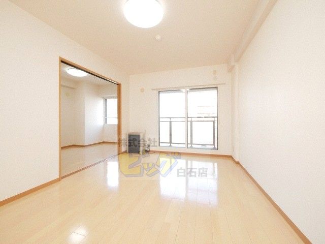 居室・リビング　日当たり良好で明るいリビングです♪