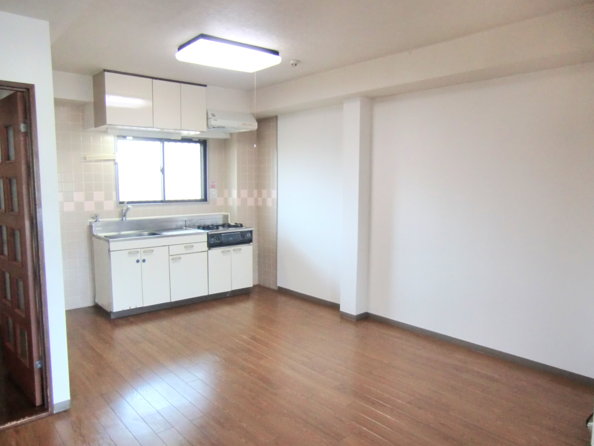 キッチン　２０１号室は角部屋、ＬＤＫは広めの１１帖