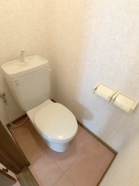 トイレ　※補修前の参考画像の為、設備等は現況優先。