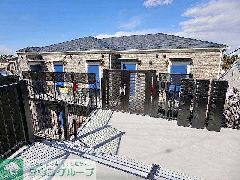 建物外観　白が基調の明るい室内！広々！