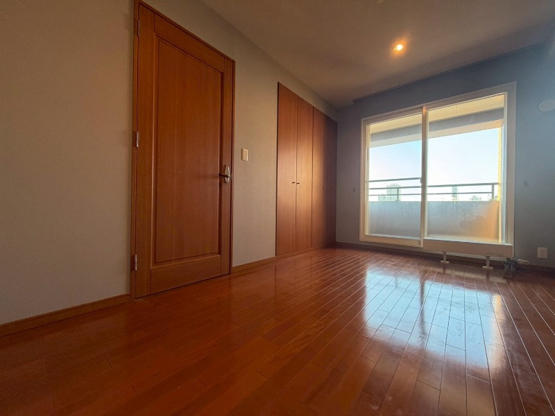 その他部屋・スペース　寝室はこちらです。光が差し込む、温かみのあるお部屋です。