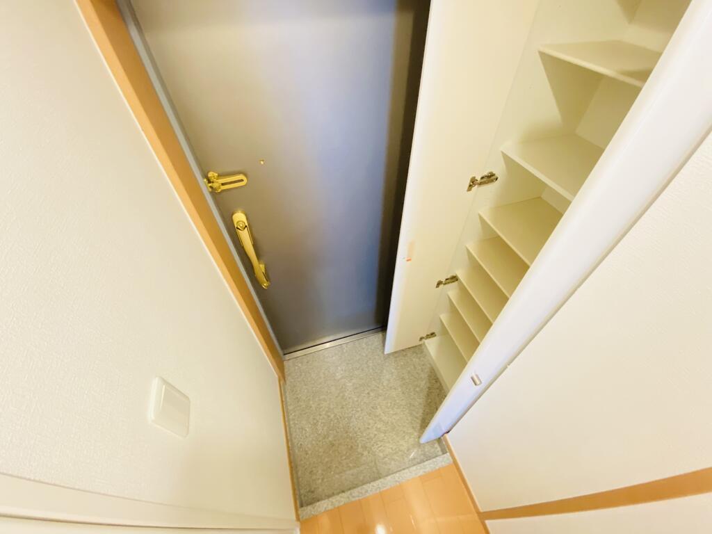 玄関　同一建物内同タイプの内装写真転載