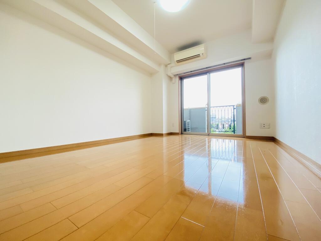 居室・リビング　同一建物内同タイプの内装写真転載