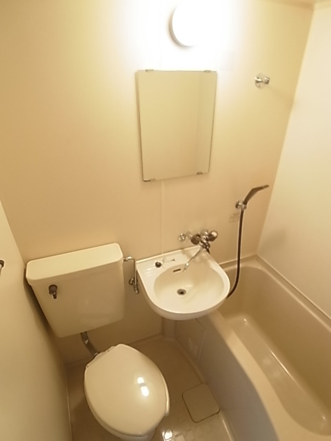 バス・シャワールーム　トイレとお風呂が一緒だとお掃除も便利ですよ
