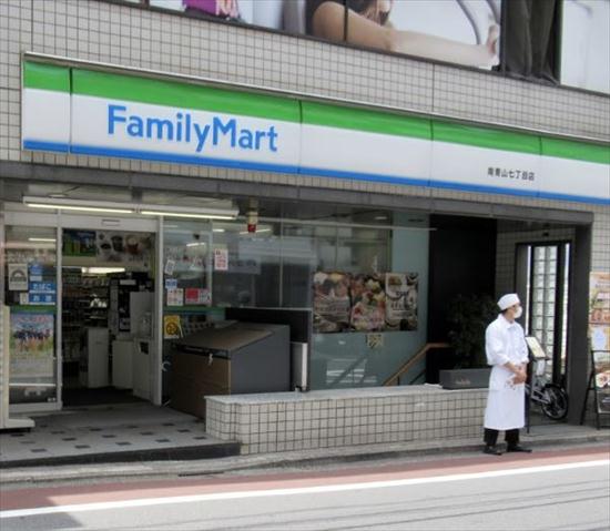 コンビニ　ファミリーマート南青山七丁目店（コンビニ）まで323m