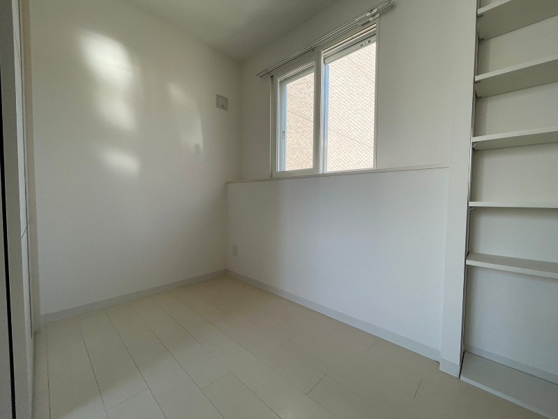 その他部屋・スペース　寝室はこちらです。光が差し込む、温かみのあるお部屋です。