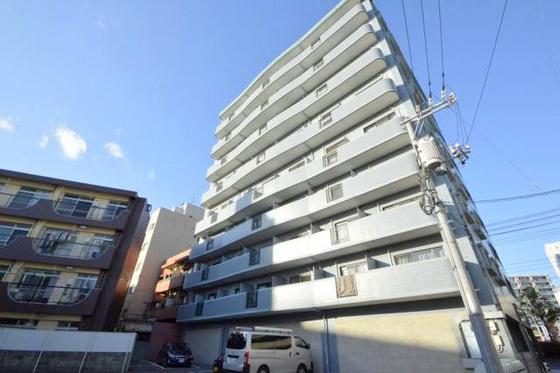 建物外観　駐車場は軽区画のみ