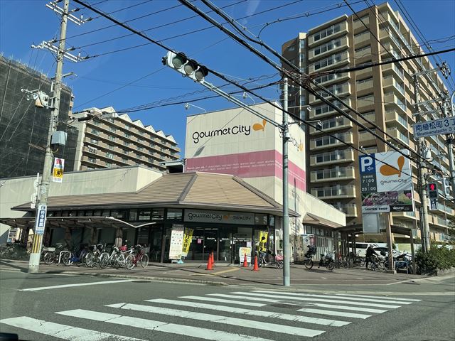 スーパー　グルメシティ八尾店（スーパー）まで412m