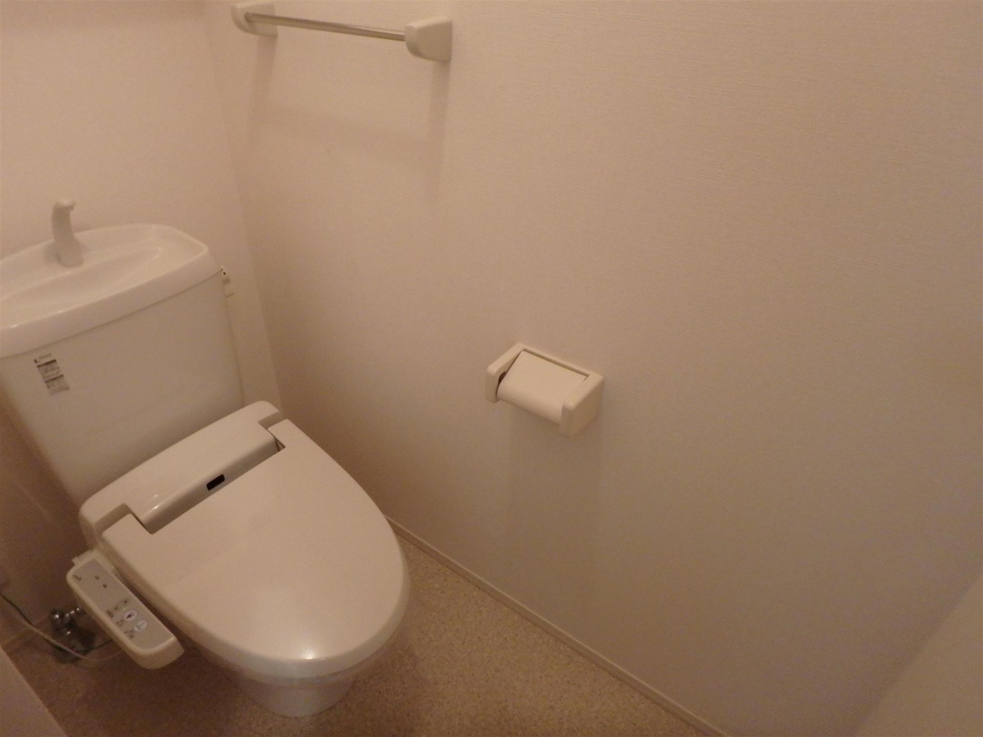 トイレ　温水洗浄便座付きのトイレです。