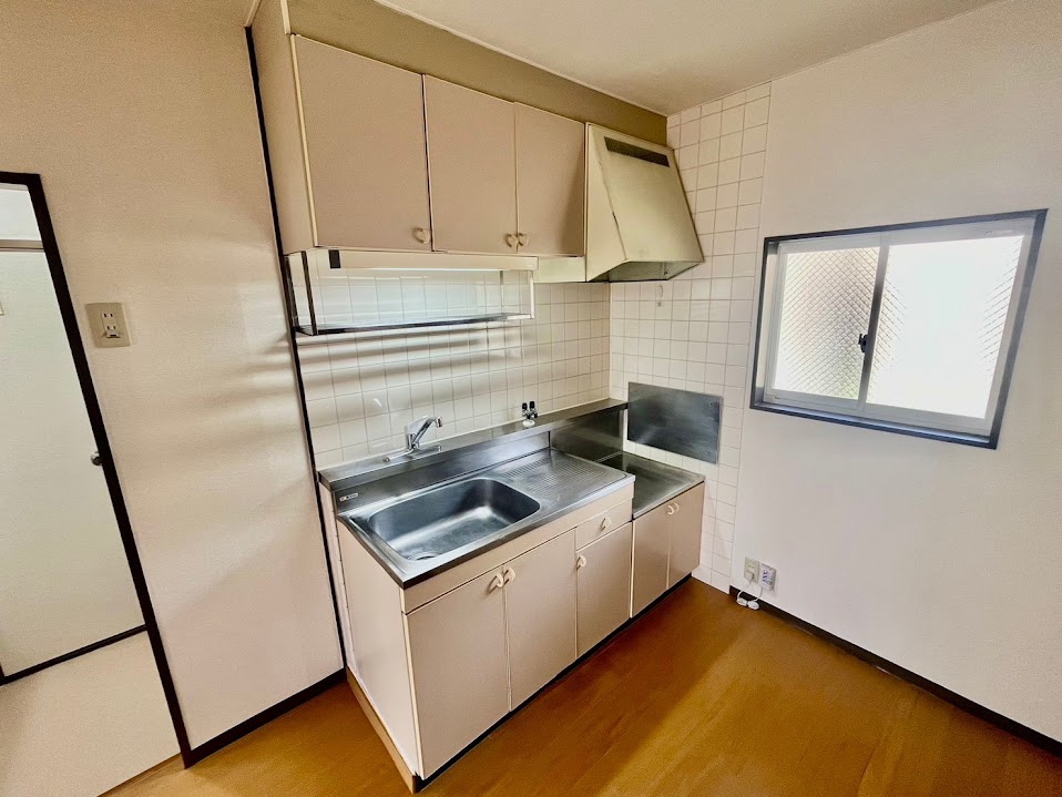 キッチン　同建物内の別室写真となります。