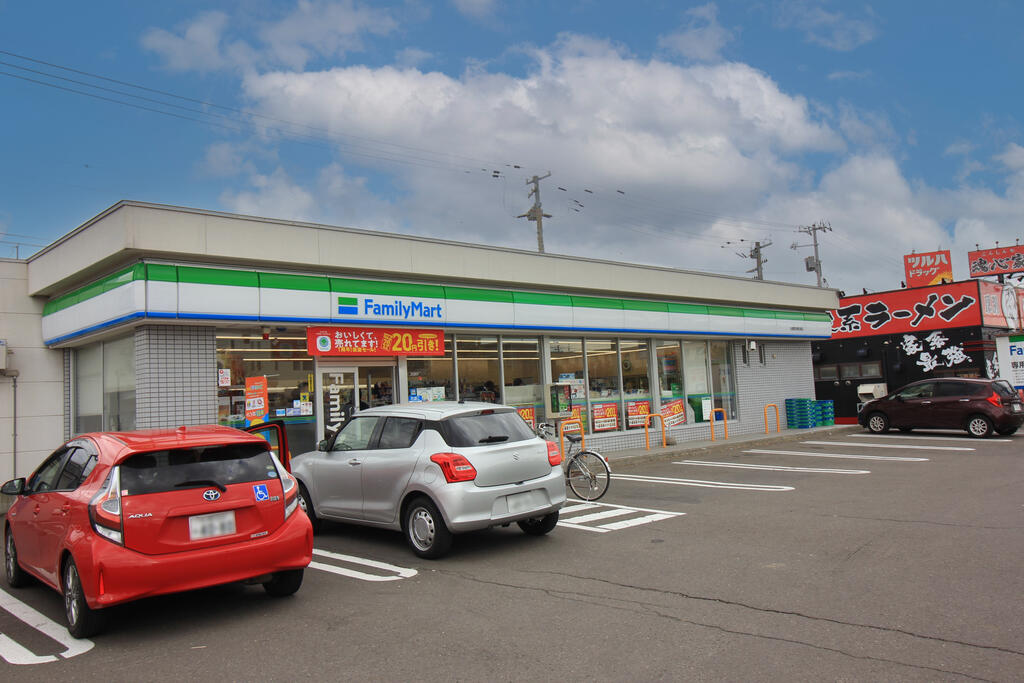 コンビニ　ファミリーマート札幌厚別東5条店（コンビニ）まで697m