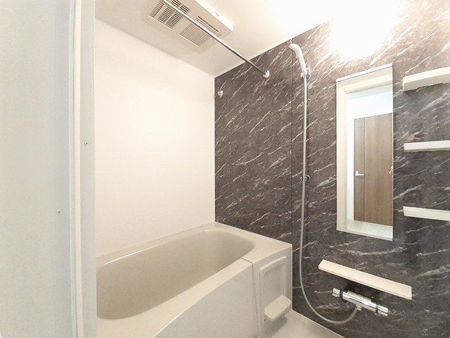 バス・シャワールーム　コンパクトで使いやすいお風呂です