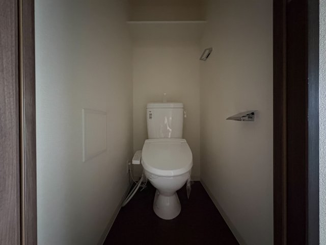 トイレ　落ち着いた色調のトイレです