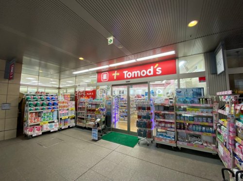 ドラックストア　トモズ 白金プラザ店（ドラッグストア）まで948m