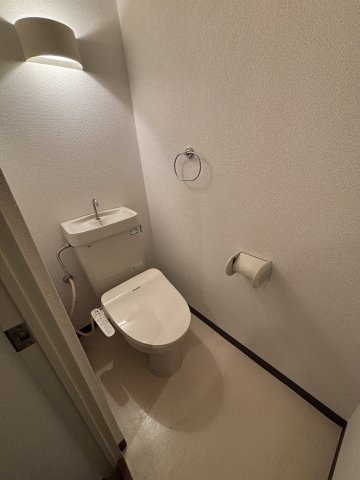 トイレ　別部屋の写真になります