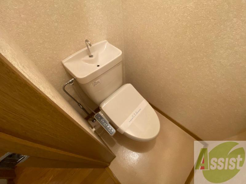 トイレ　ウォシュレット機能がついたトイレです。安心して使用できます。