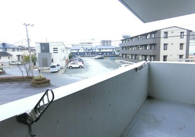 バルコニー　広々バルコニーで洗濯物も干せます