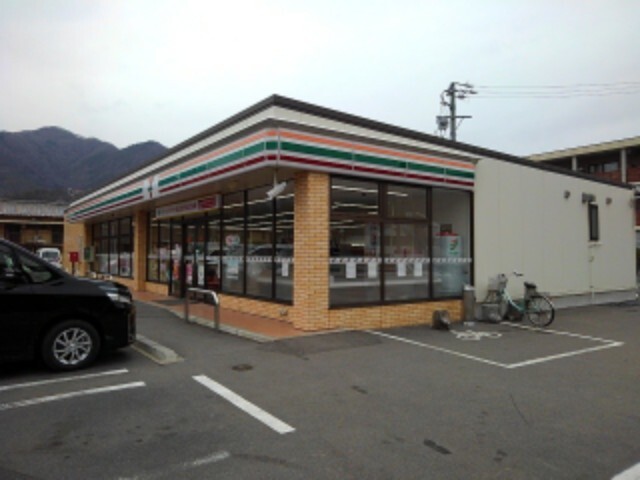 コンビニ　セブンイレブン戸倉店（コンビニ）まで858m