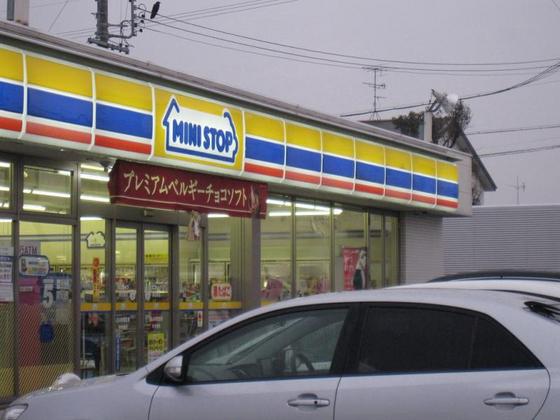 コンビニ　ミニストップ津白塚店（コンビニ）まで417m