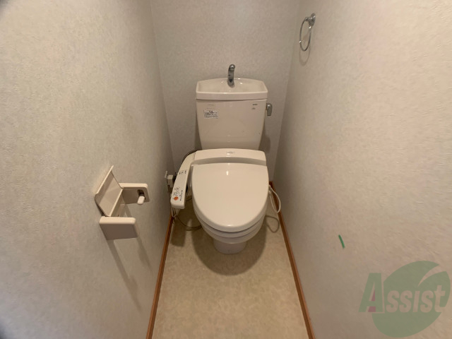 トイレ　ウォシュレット機能がついたトイレです。安心して使用できます。