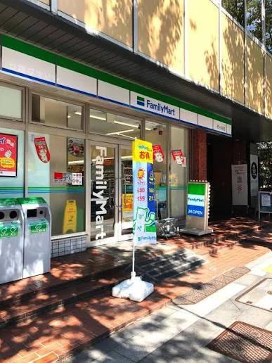 コンビニ　ファミリーマート 市ヶ谷店（コンビニ）まで230m