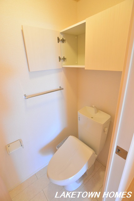 トイレ　上部に収納のある温水洗浄暖房便座付のトイレです。