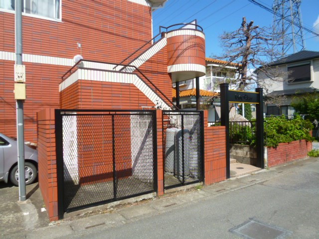 エントランス　レーベンハウス北本店へ　048-590-5757