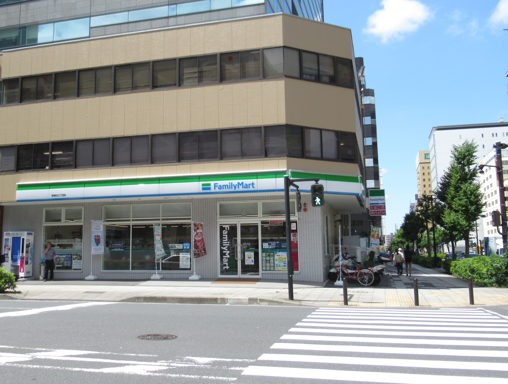 コンビニ　ファミリーマート新横浜三丁目店（コンビニ）まで30m