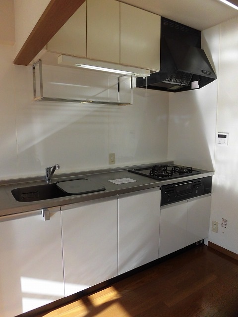 キッチン　3口ガスコンロ付きのシステムキッチン